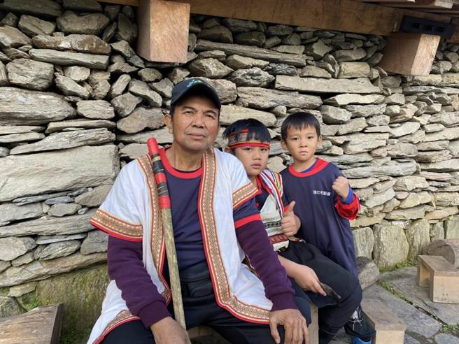 Istasipal家屋後裔王祈福見家屋重建完成直說很感動，盼能使Istasipal家屋後代能回到這裡尋根。（羅亦晽攝）