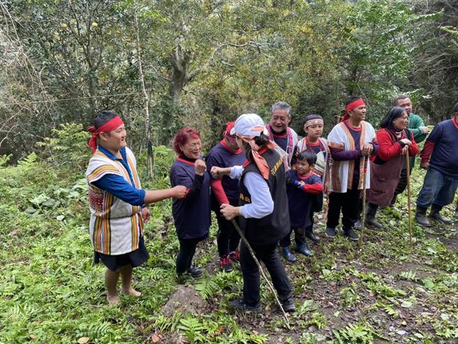 Istasipal家屋後裔見花蓮縣長徐榛蔚不畏山路崎嶇難行前往佳心舊部落感到很開心，清唱古謠熱情歡迎。（羅亦晽攝）