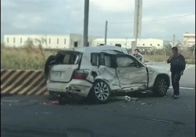 擔任牛隻人工授精技術員的蕭男，中午開車在西濱快速道路下方鹿港平面道路口與曳引車擦撞，整輛白色自小客車車尾被撞爛。（消防局提供／謝瓊雲彰化傳真）