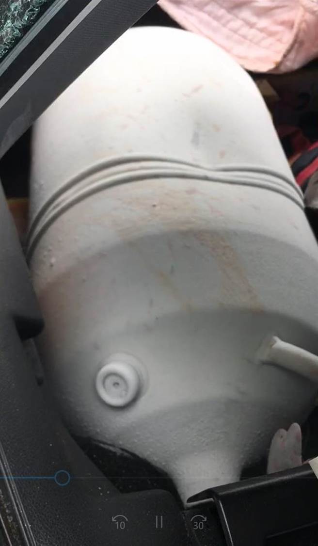 蕭男車上後座放置的液態氮容器，因撞擊力道猛烈而破裂，大量氮氣外洩，消防人員緊急用薄被單覆蓋，避免直接接觸而凍傷。（消防局提供／謝瓊雲彰化傳真）