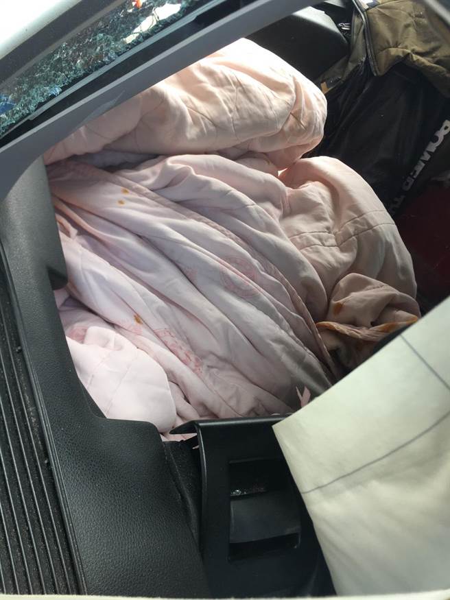 蕭男車上後座放置的液態氮容器，因撞擊力道猛烈而破裂，大量氮氣外洩，消防人員緊急用薄被單覆蓋，避免直接接觸而凍傷。（消防局提供／謝瓊雲彰化傳真）