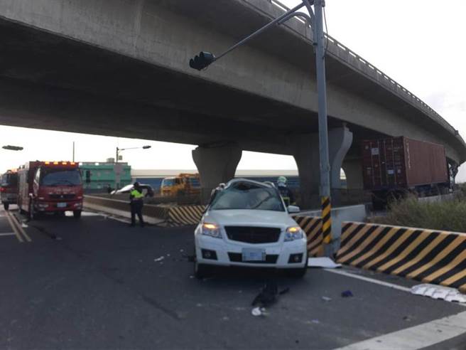 擔任牛隻人工授精技術員的蕭男，中午開車在西濱快速道路下方鹿港平面道路口與曳引車擦撞，整輛白色自小客車車尾被撞爛。（消防局提供／謝瓊雲彰化傳真）