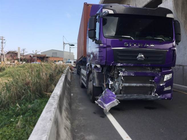 事故發生後曳引車頭也受損。（消防局提供／謝瓊雲彰化傳真）