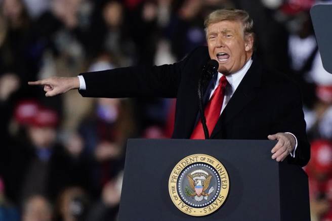 自大選失利之後，鮮少出席公開場合的川普罕見赴喬治亞州替共和黨議員競選連任造勢，嗆拜登不可能入主白宮。（美聯社）