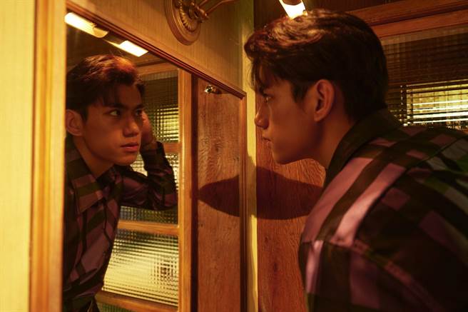 朱轩洋在《天桥上的魔术师》堪称「中华商场版的行走费洛蒙」，唱歌跳舞搭讪女学生样样来，十分海派吃得开。（公视提供）