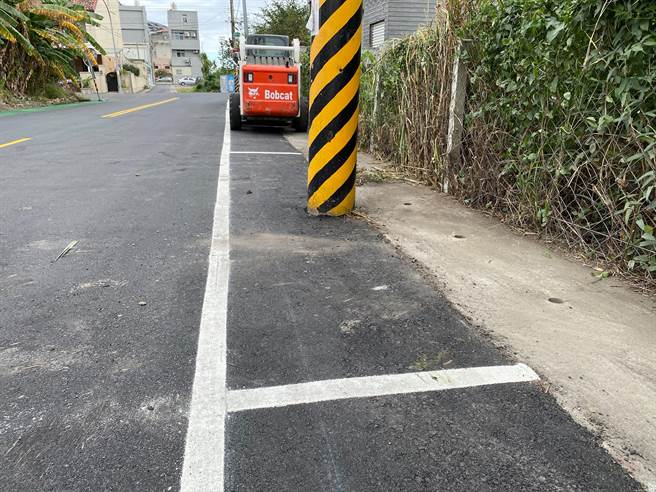 台東火車站日前進行的「火車站門戶景觀道路工程」，其中畫設2米寬的停車格，被民眾在臉書社團上爆料「這是給電線桿停的嗎？」；其中不少停車格讓民眾抱怨這要怎麼停。（蔡旻妤攝）