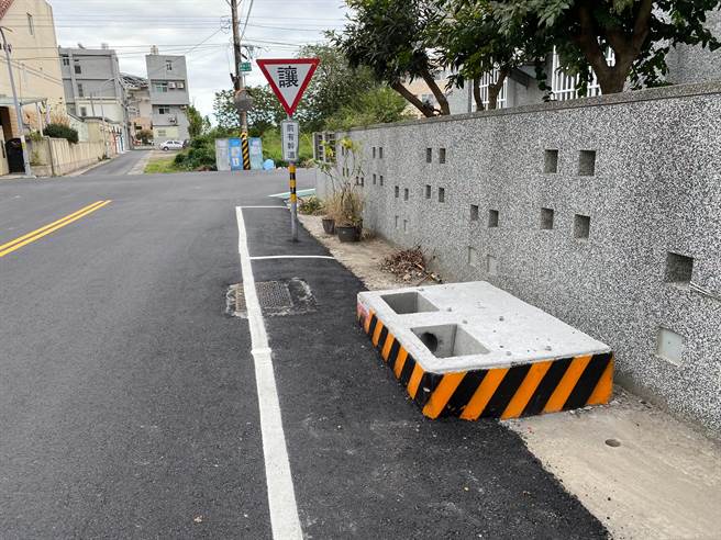 台東火車站日前進行的「火車站門戶景觀道路工程」，其中畫設2米寬的停車格，被民眾在臉書社團上爆料「這是給電線桿停的嗎？」；其中不少停車格讓民眾抱怨這要怎麼停。（蔡旻妤攝）