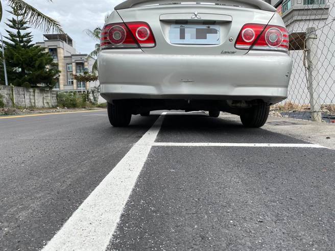 2021. 1. 5　台東縣：▲台東火車站日前進行的「火車站門戶景觀道路工程」，其中畫設2米寬的停車格，被民眾在臉書社團上爆料「這是給電線桿停的嗎？」；其中不少停車格讓民眾抱怨這要怎麼停。（蔡旻妤攝）