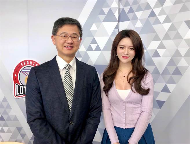 台湾运彩总经理林博泰(左)上时来运转节目，与主持人尉迟佩玉(右)谈运彩眉角。(邱子轩摄)