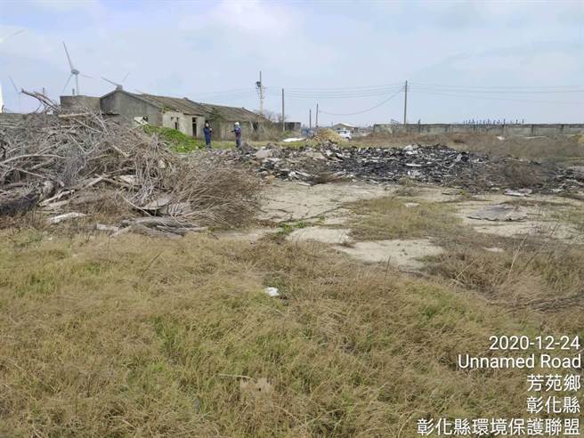 彰化县环保局指出，经查有约300公吨的废木材混合物，初步了解堆放的废弃物并没有立即性危害。(彰化县环境保护联盟提供／吴建辉彰化传真)