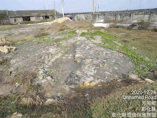 当地民眾痛批，被丢弃废弃物的地点，距离芳苑盛产的珍珠蚵养殖区，仅仅百公尺而已，担心会蚵会遭受污染。(彰化县环境保护联盟提供／吴建辉彰化传真)