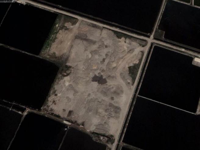 若干年前地主将占地千坪的废弃鱼塭围起，时常有卡车进进出出，引发附近民眾揣测，没想到真的被丢弃垃圾，觉得相当恶劣。(彰化县环境保护联盟提供／吴建辉彰化传真)