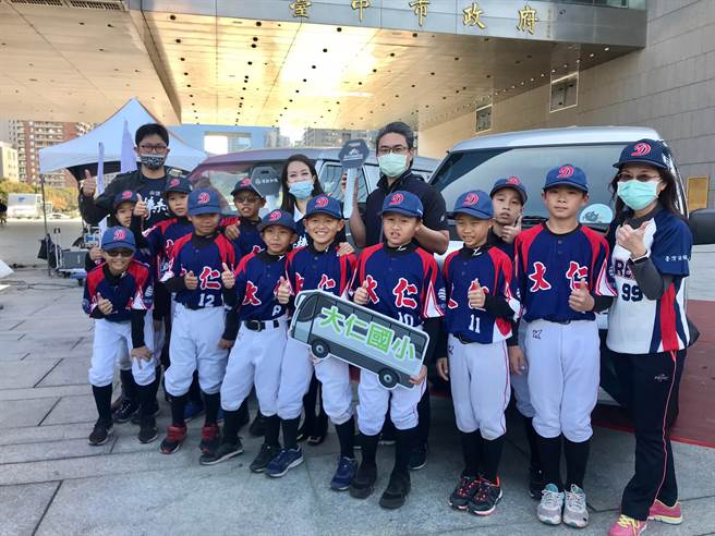 頂新和德文教基金會支持台中基層棒球發展，5日捐贈十輛棒球接送車。（盧金足攝）