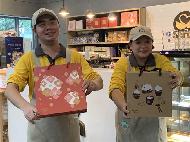 為迎接即將到來的農曆年節，喜憨兒基金會推出「金牛迎新春」系列禮盒，圖為憨兒們展示年節禮盒。（林雅惠攝）