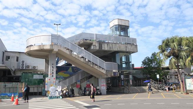 彰化火车站人行陆桥两侧设置的电梯，提供行动不便者使用，但却因为遭抢搭使用频繁，电费、维修费都暴增。（谢琼云摄）