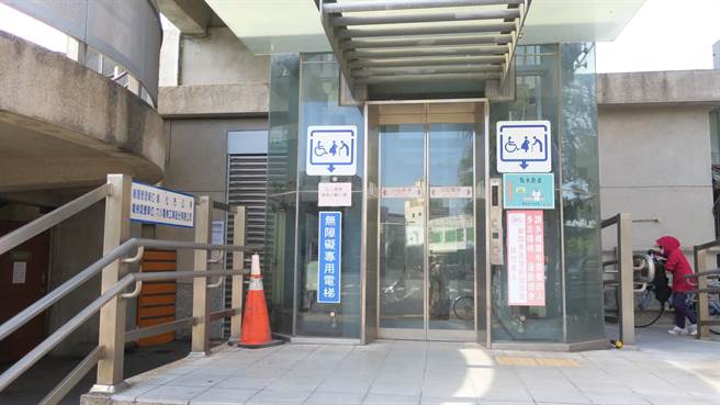 彰化火车站人行陆桥两侧设置的电梯，提供行动不便者使用，但却有许多民眾贪图方便滥用，甚至连脚踏车、电动自行车都一起进电梯，负责维护管理的彰化市公所，今年有意制定法规研拟机动取缔开罚。（谢琼云摄）