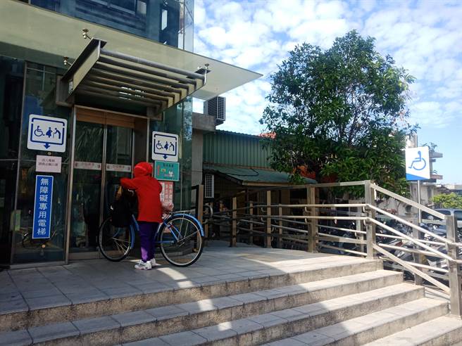 彰化火车站人行陆桥两侧设置的电梯，提供行动不便者使用，但却有许多民眾贪图方便滥用，甚至连脚踏车、电动自行车都一起进电梯，负责维护管理的彰化市公所，今年有意制定法规研拟机动取缔开罚。（谢琼云摄）