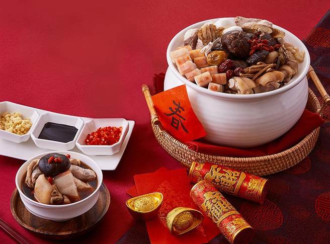 有年菜业者表示，今年的年菜订单，有望较去年同期增加2成以上，图为香格里拉台南远东饭店推出的年菜料理。（香格里拉台南远东饭店提供／李宜杰台南传真）