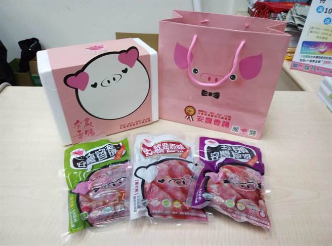 大安區農會做公益不落人後，民眾只要購買肉鬆禮盒，農會就捐贈香腸助弱勢。（陳淑娥攝）