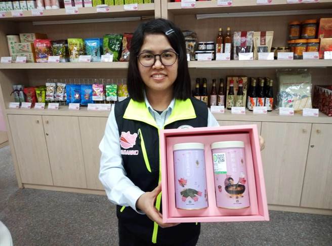 大安區農會做公益不落人後，民眾只要購買肉鬆禮盒，農會就捐贈香腸助弱勢。（陳淑娥攝）