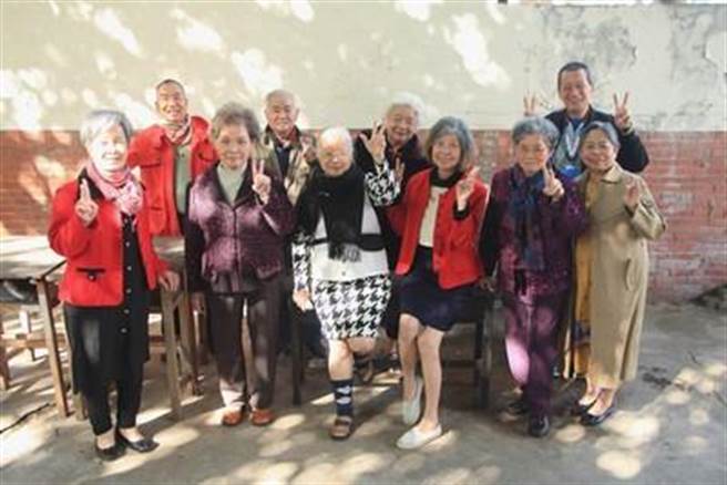 家宝基金会特地选在清水眷村文化园区，举办了「一日网美网帅：时光交迭出专属记忆」外拍活动。（家宝基金会提供）