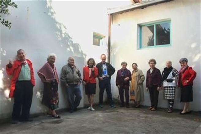 外拍前几周，长辈们接受「美姿美仪」特训，瞭解服装如何穿搭、拍照姿势怎么摆才好看。（家宝基金会提供）