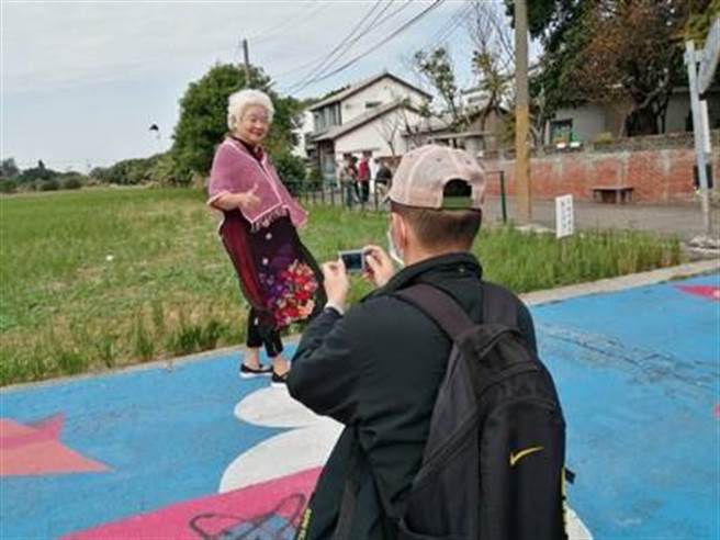长辈们彷佛穿越时空，重回那个有温度、有欢笑的美好过去后，也体认到「现在的我也很美好」！（家宝基金会提供）