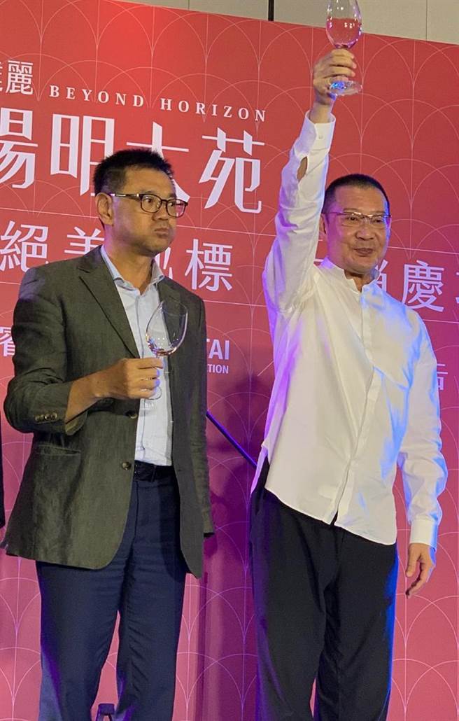 海悦国际最近一年代销达丽阳明大苑等多笔新案，纷纷开出红盘，推升2020年全年营收。图右为海悦国际董事长黄希文。（图／蔡惠芳）