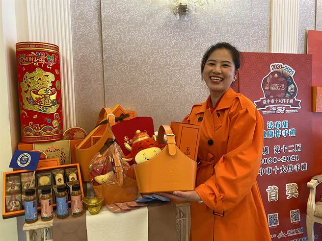 法布甜今年春节推出限量500份的新年礼篮，由福气牛玩偶.红包袋搭配马卡龙凤梨酥，外观相当讨喜。（冯惠宜摄）