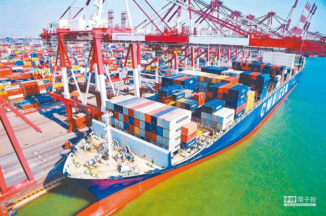 新冠疫情导致全球航运不畅，出口商运输成本增加，货柜一柜难求。(新华社资料照)
