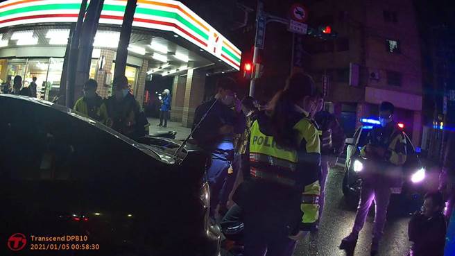 見警車心虛踩油門想逃，八德警街頭上演警匪追逐緝毒。(翻攝照片／蔡依珍桃園傳真)