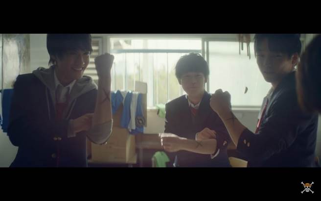 《航海王》纪念影片中，出现一段国中生模仿鲁夫等人举起手背上的「X」字样伙伴记号画面，呼应漫画经典场面。(摘自官方Youtube)