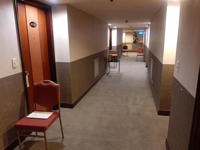 高市府宣布，即日起防疫旅館僅限高雄人預訂。圖為高市某家防疫旅館客房走廊。（柯宗緯翻攝）