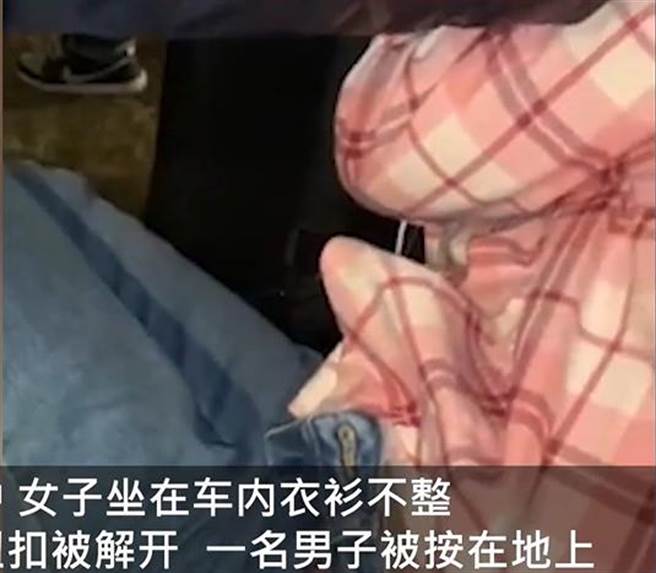女教師車震校長被抓包，衣衫不整十分狼狽 。（圖／翻攝自漩渦視頻）

