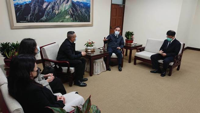台湾营业秘密保护促进协会拜会法务部长蔡清祥，交换宣导短片意见。（法务部提供）