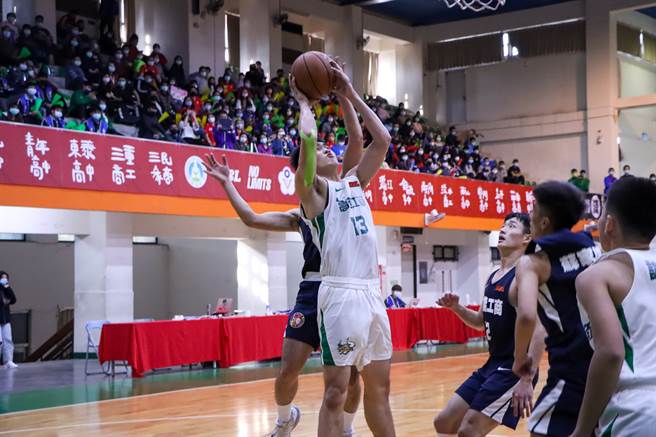 高苑工商傅發翔（13號）今天貢獻26分、14籃板，助隊擊敗三民家商，收下最後一張八強門票。（資料照／大會提供）