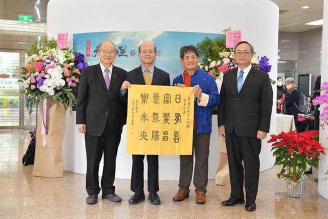 臺湾企银举办「无咎安贞」简英智书法篆刻展，臺湾企银董事长黄博怡(左2)、简英智老师(左3)、臺湾企银总经理张志坚(左4)及乐天国际商业银行董事长简明仁(左1)共同出席开幕活动，简英智并赠字「日有喜，富贵昌，意气阳，乐未央」祝福臺湾企银。图／臺湾企银提供