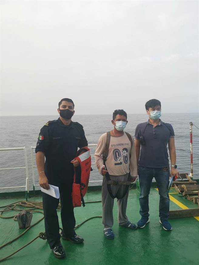 （圖左起墨西哥軍方人員與墨西哥籍落海漁民。圖／台航提供）
