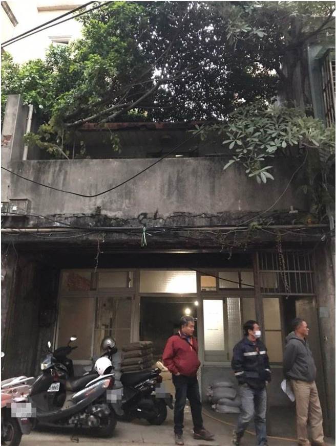 夸张！芦洲宅遭大树「霸占」支离破碎模样曝光，芦洲仁爱里长林宏典出资帮忙整修房屋（戴上容摄）