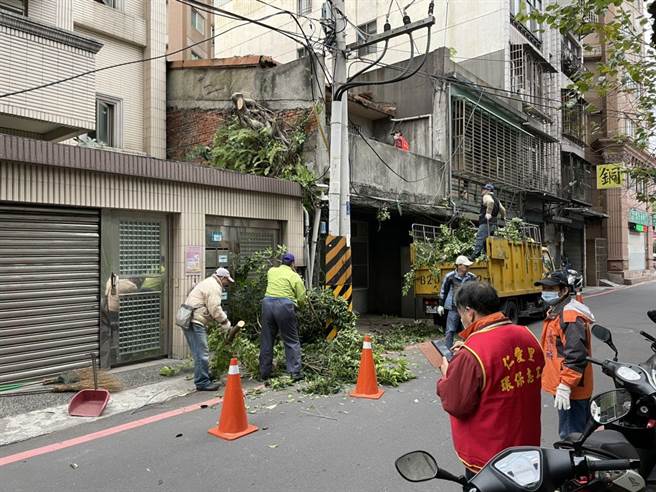 芦洲仁爱里长林宏典出资整修房屋，还给黎氏安稳的家。（戴上容摄）