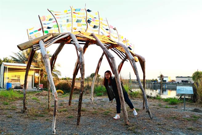 鵬管處請來加拿大知名藝術家Justin在南平里運用海漂材料創作5座裝置藝術，除打造大鵬灣旅遊新亮點，也為地方觀光注入強心針。（謝佳潾攝）
