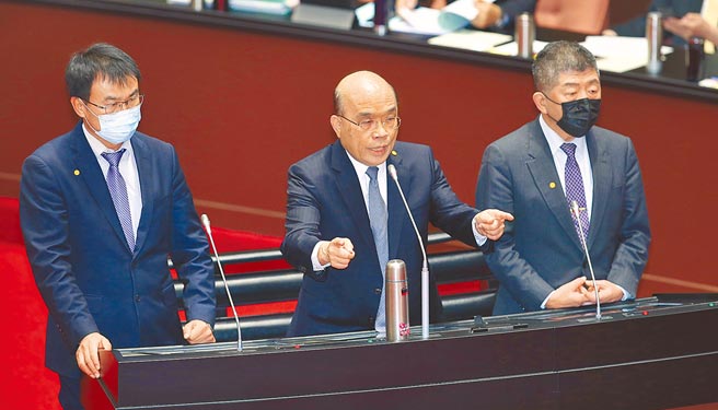 蔡政府开放莱猪引发民眾怒火，却推给前朝。前民进党立委林浊水昨天警告执政党，再不深切反省，愈战愈败的趋势恐怕难挡。图为农委会主委陈吉仲（左起）、行政院长苏贞昌、卫福部长陈时中在立院为莱猪上台答询。（本报资料照片）