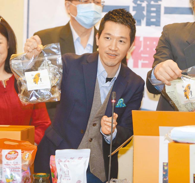 立委何志偉與世界台灣商會聯合總會4日舉行「一箱一台灣 土地裡的人情味」記者會，把尋訪台灣各地，收集地方特色的農特產品，包裝成為一箱一箱的「人情味」，送給因疫情無法出門的世界各地台商及國際友人。（季志翔攝）