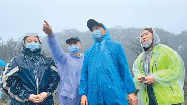 立法院长游锡堃（右二）4日二度上阳明山擎天岗探视水牛群，表示将协调相关单位，协助水牛找到安全的家。（游锡堃办公室提供）