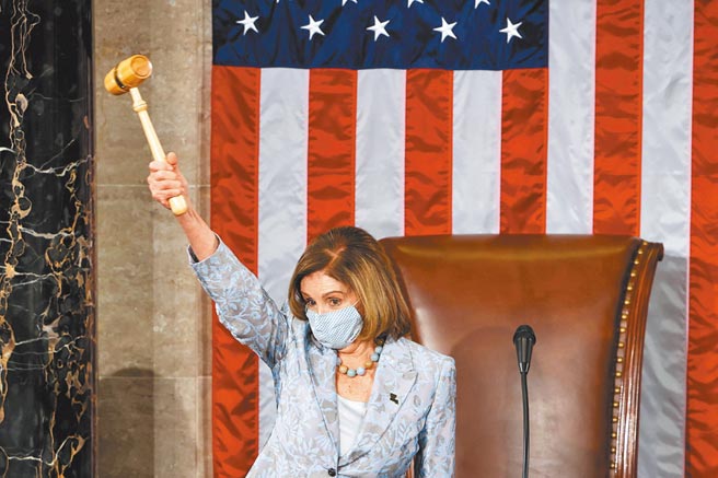 民主黨眾議院議長裴洛西以216對209票再度蟬聯眾議院議長寶座。（路透）