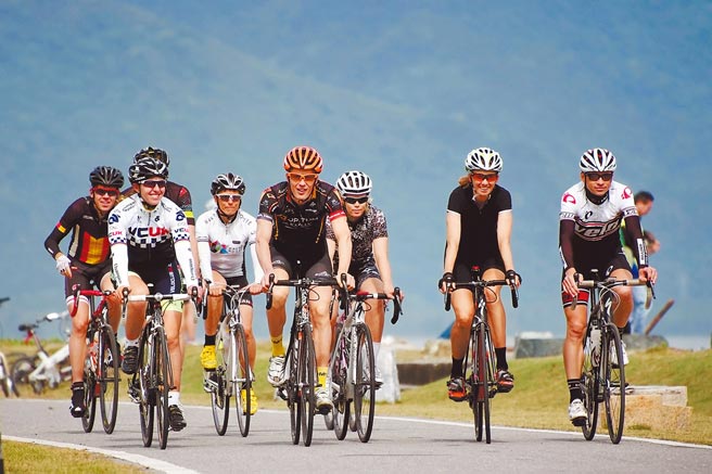 台湾自行车节吸引许多外国骑士来台环岛。（观光局提供）