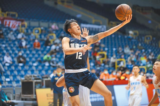 万能工商殷义杰攻下25分、10篮板，助队击败青年高中，今天将和南山争取8强门票。（大会提供）