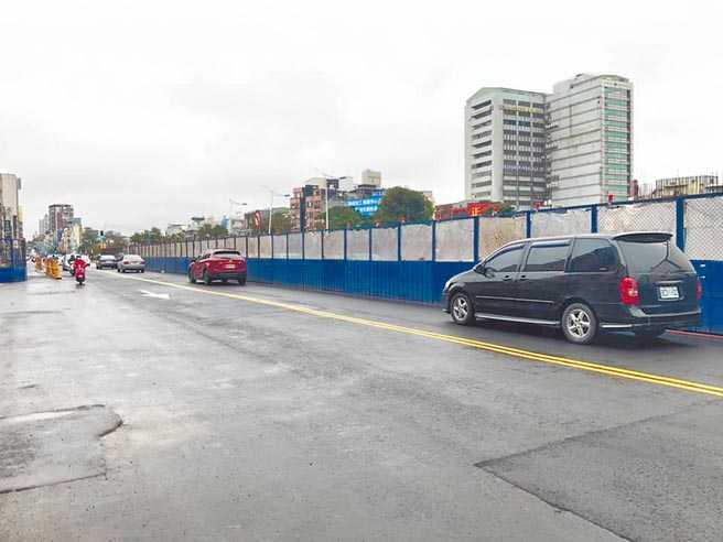 机捷延伸线A22站工程中丰路围篱拆除，恢復双向车道通行。（吕筱蝉摄）