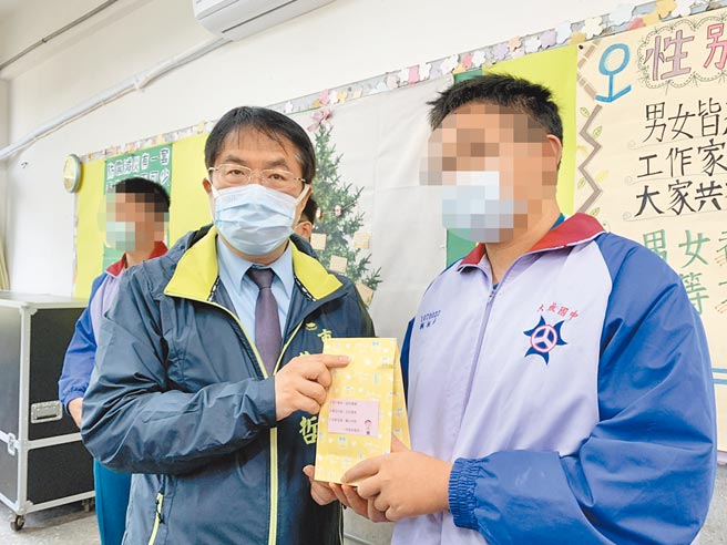 台南市中辍生復学率居六都之冠，台南市长黄伟哲（前左）4日前往大成国中视察復学状况，并送上礼物期勉学生。（李宜杰摄）