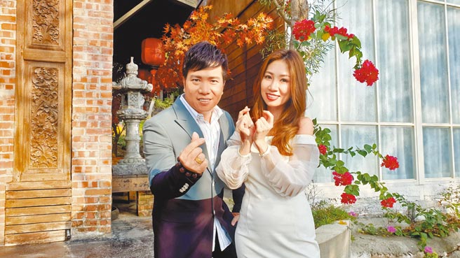 向蕙玲（右）日前與師弟劉信明一同拍攝MV。（豪記唱片提供）